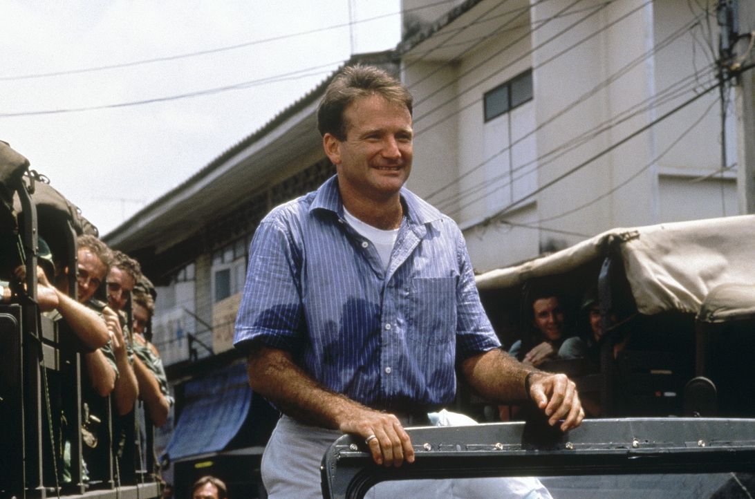 Adrian Cronauer (Robin Williams), der neue Discjockey eines Soldatensenders in Saigon 1965, steigt durch seine freche, unbekümmerte Art rasch zum L... - Bildquelle: Touchstone Pictures