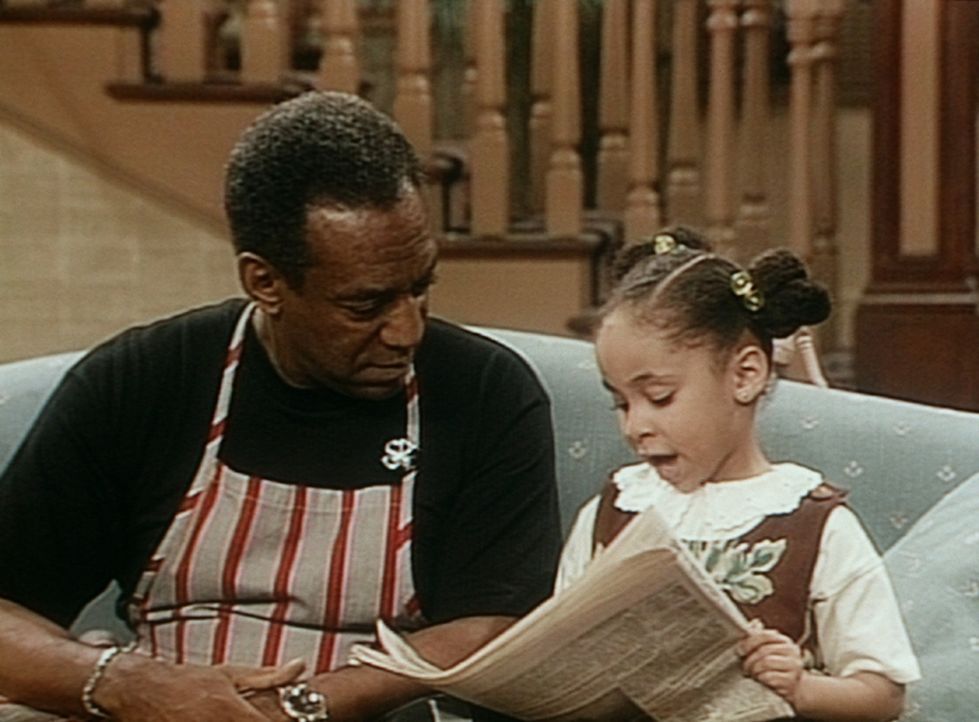 Olivia (Raven Symone, r.) zeigt Cliff (Bill Cosby, l.), wie er aussieht, wenn er Zeitung liest. - Bildquelle: Viacom