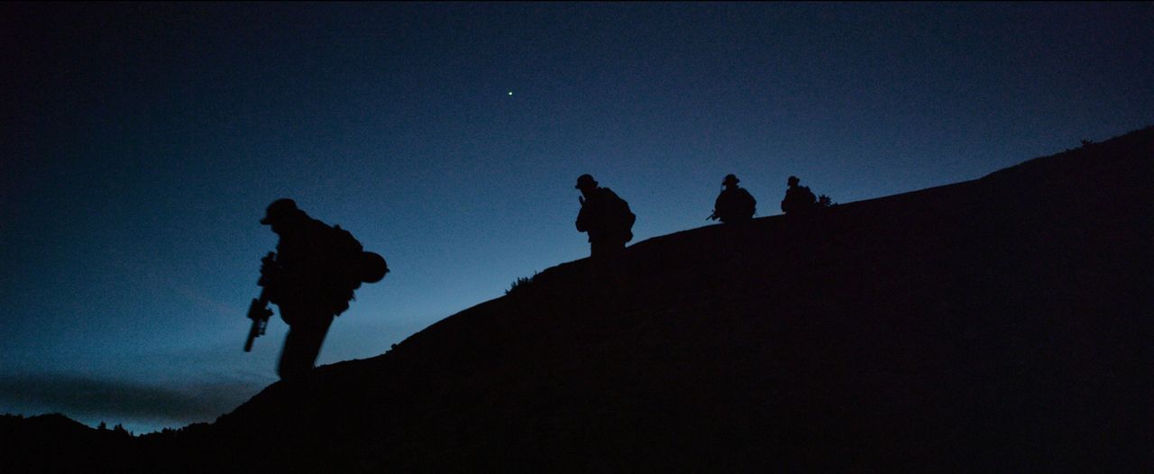 Afghanistan 2005: Vier junge US-Soldaten werden in einer Nacht- und Nebelaktion am Hindukusch ausgesetzt, um einen hochrangigen Taliban per Fernschu... - Bildquelle: Universal Pictures