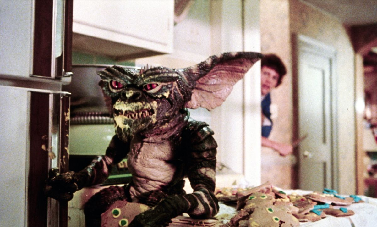 Der arme Billy (Zach Gallagan, hinten) hält sich nicht an die Regeln: Er macht Gizmo nass und füttert die kleinen Gremlins nach Mitternacht, so dass... - Bildquelle: Warner Bros.