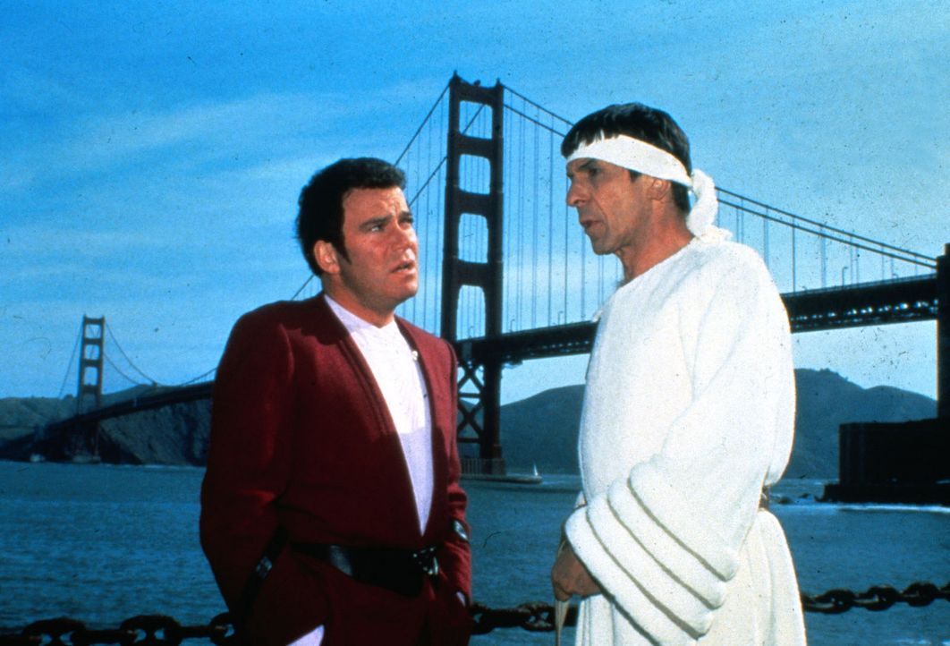 Admiral Kirk (William Shatner, l.) und Mr. Spock (Leonard Nimoy, r.) haben sich ins  20. Jahrhundert nach San Francisco zurückversetzen lassen, um... - Bildquelle: Paramount Pictures