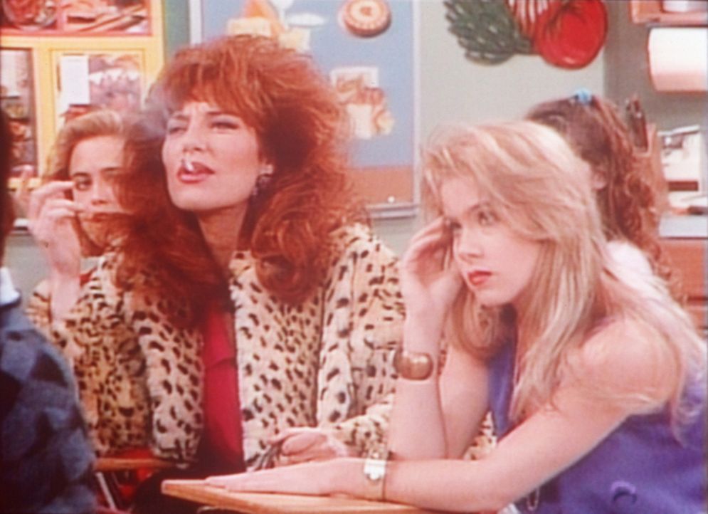Zu ihrem Ärger muss Kelly (Christina Applegate, r.) zusammen mit ihrer Mutter Peggy (Katey Sagal, l.) die Schulbank drücken. - Bildquelle: Columbia Pictures