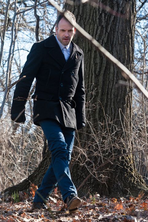 Holmes (Jonny Lee Miller) bei der Untersuchung des Tatortes: Seinem scharfen Auge und seiner außergewöhnlichen Kombinationsgabe entgeht kein Detail... - Bildquelle: CBS Television