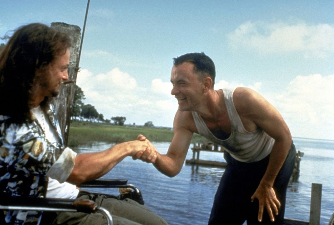 Im Vietnamkrieg gelingt es Forrest (Tom Hanks, r.), dem Lieutenant Dan Taylor (Gary Sinise, l.) das Leben zu retten ... - Bildquelle: Paramount Pictures
