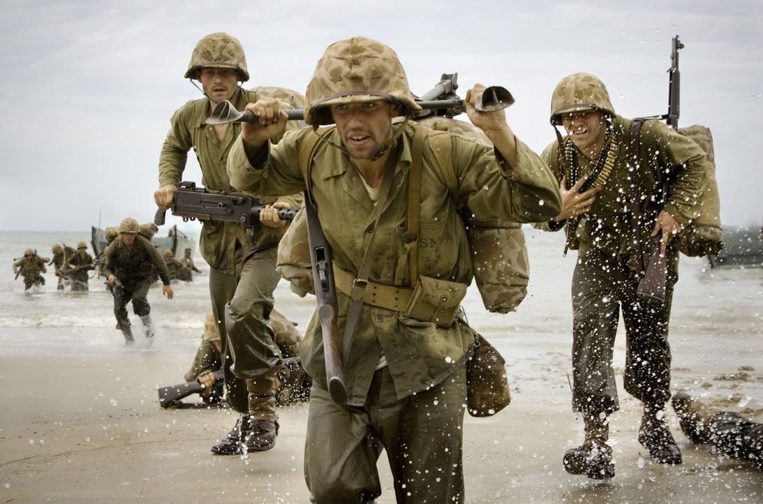 Das 1st Marines Regiment mit (v.l.n.r.) Robert (James Badge Dale), Runner (Keith Nobbs) und Chuckler (Josh Helman) landet auf Guadalcanal und nimmt... - Bildquelle: Home Box Office Inc. All Rights Reserved.