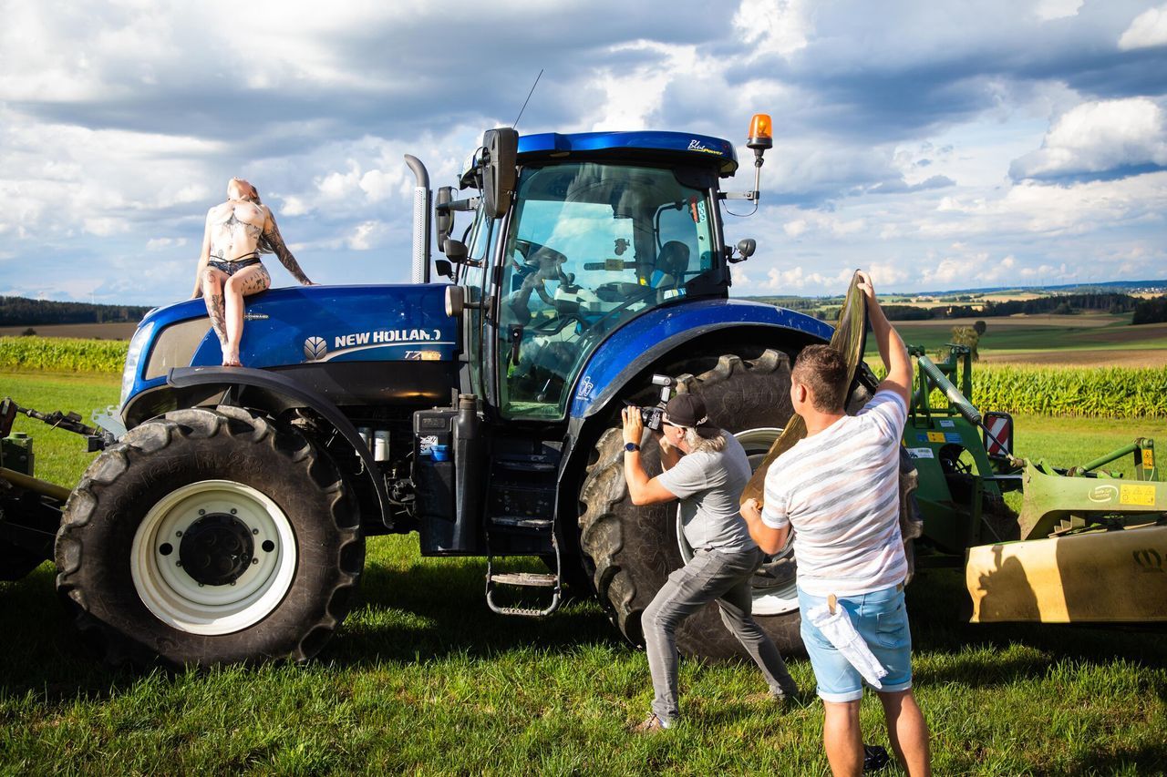 Traktor nackt auf Elegant Nackt