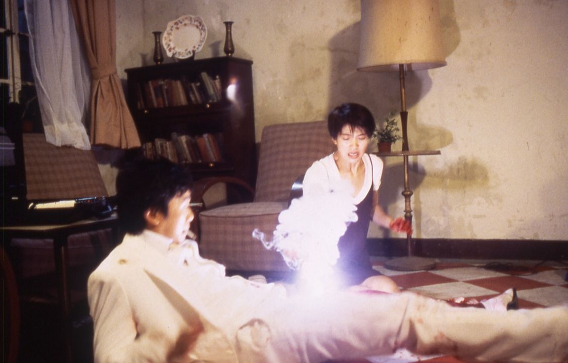 Als Siu Kam (Anita Yuen, r.) glaubt, Ling Ling Chai (Stephen Chow, l.) endlich erschossen zu haben, muss sie feststellen, dass dieser mit seinen Ver... - Bildquelle: Splendid Film