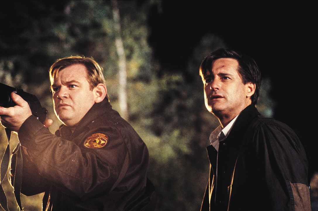 Das Team um Sheriff Hank (Brendan Gleeson, l.) und Wildhüter Jack (Bill Pullman, r.) macht eine bizarre Entdeckung: Es scheint einen Grund zu geben,... - Bildquelle: Tobis Film