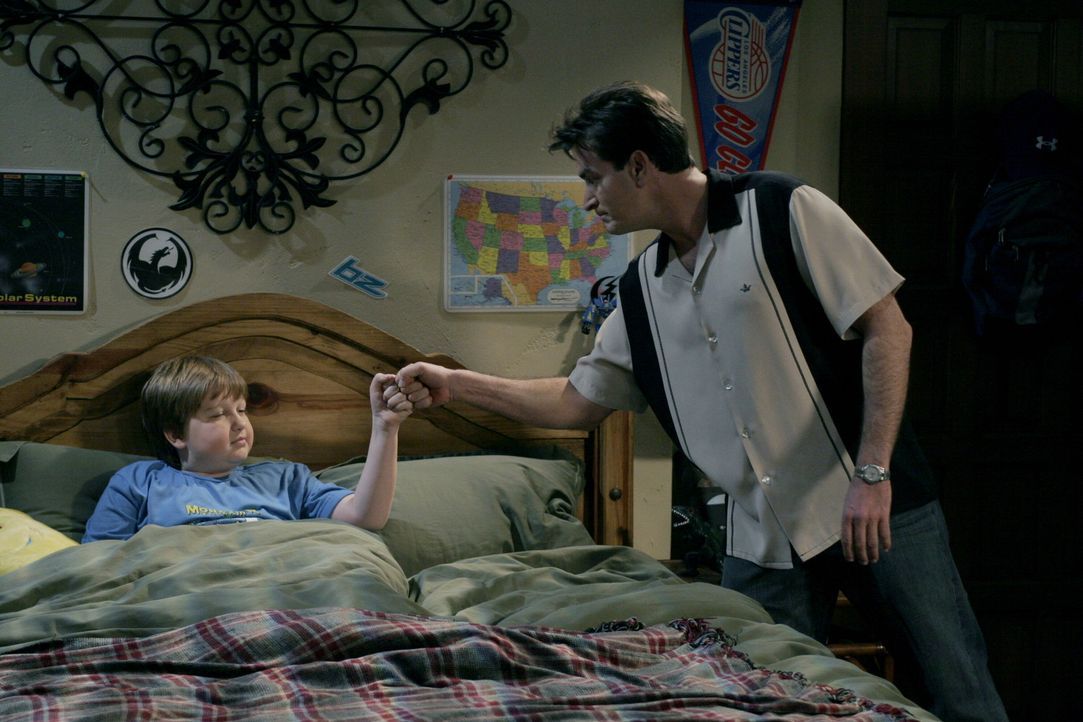 Gehen einen Deal ein: Charlie (Charlie Sheen, r.) und Jake (Angus T. Jones, l.) ... - Bildquelle: Warner Brothers Entertainment Inc.
