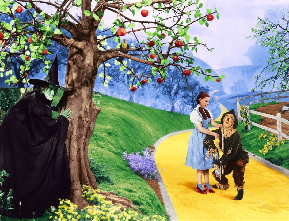 Gemeinsam mit ihrem Freund Vogelscheuche (Ray Bolger, r.) macht sich Dorothy (Judy Garland, M.) auf dem Weg zum Zauberer von Oz. Nur er kann ihr dab... - Bildquelle: Warner Bros.