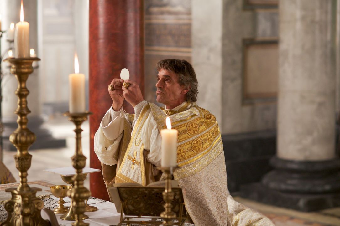 Während der Messfeier wird sogar Papst Alexander VI (Jeremy Irons) Gottes Zorn sichtbar ... - Bildquelle: Jonathan Hession LB Television Productions Limited/Borgias Productions Inc./Borg Films kft/ An Ireland/Canada/Hungary Co-Production. All Rights Reserved.