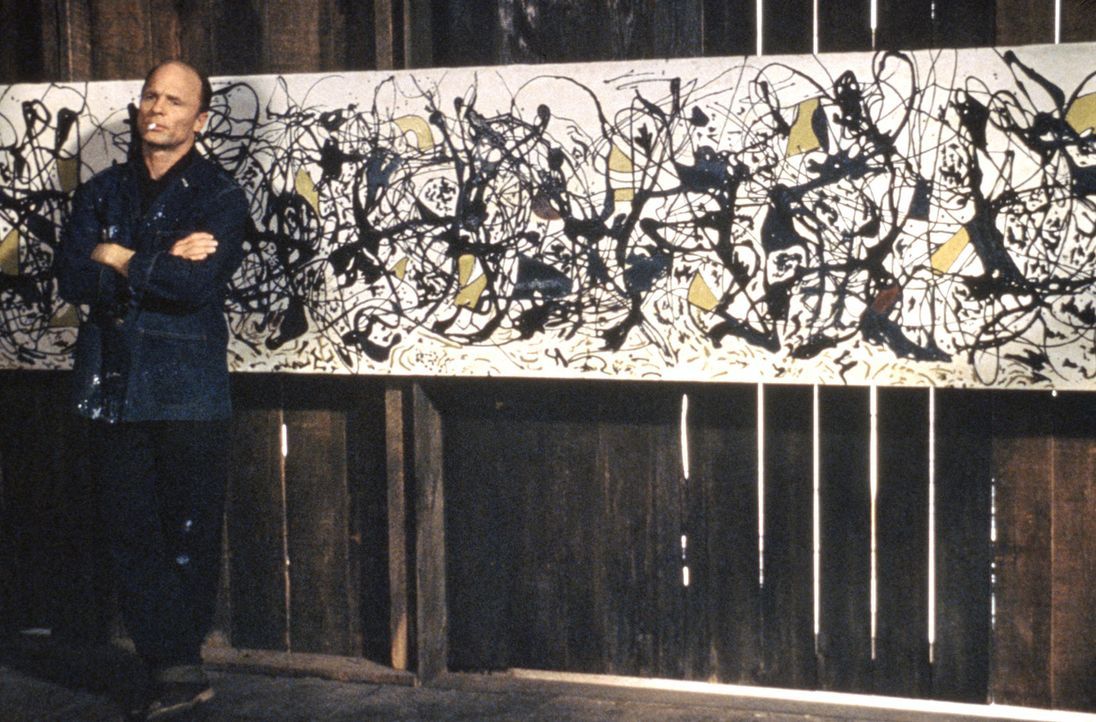 Viele Jahre lassen die US-Galeristen Pollocks expressionistische Farborgien links liegen, doch dann gelangt Jackson Pollock (Ed Harris) zu großem R... - Bildquelle: 2003 Sony Pictures Television International. All Rights Reserved.