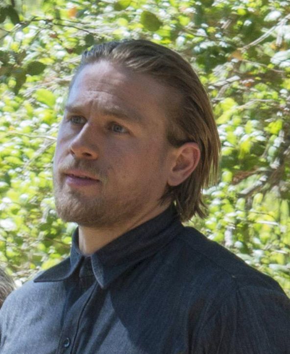 Weil der Leichenberg immer größer wird, muss sich Jax (Charlie Hunnam) langsam eine alternative Methode zur Beseitigung seiner Gegner suchen ... - Bildquelle: Prashant Gupta 2013 Twentieth Century Fox Film Corporation and Bluebush Productions, LLC. All rights reserved.