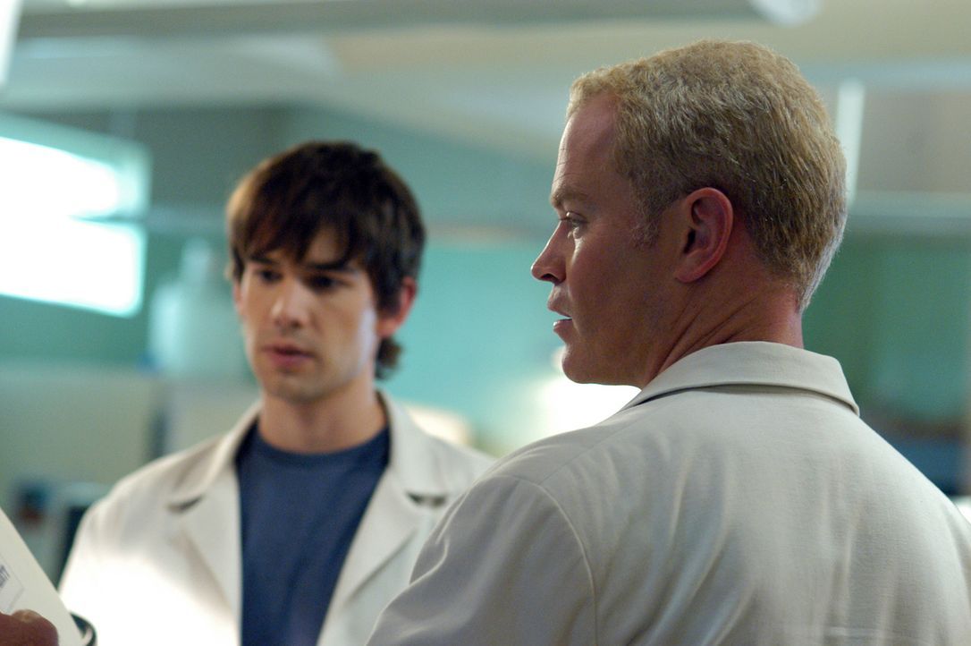 Dr. Miles McCabe (Christopher Gorham, l.) und Dr. Stephen Connor (Neal McDonough, r.) stehen vor einem Rätsel ... - Bildquelle: CBS Television