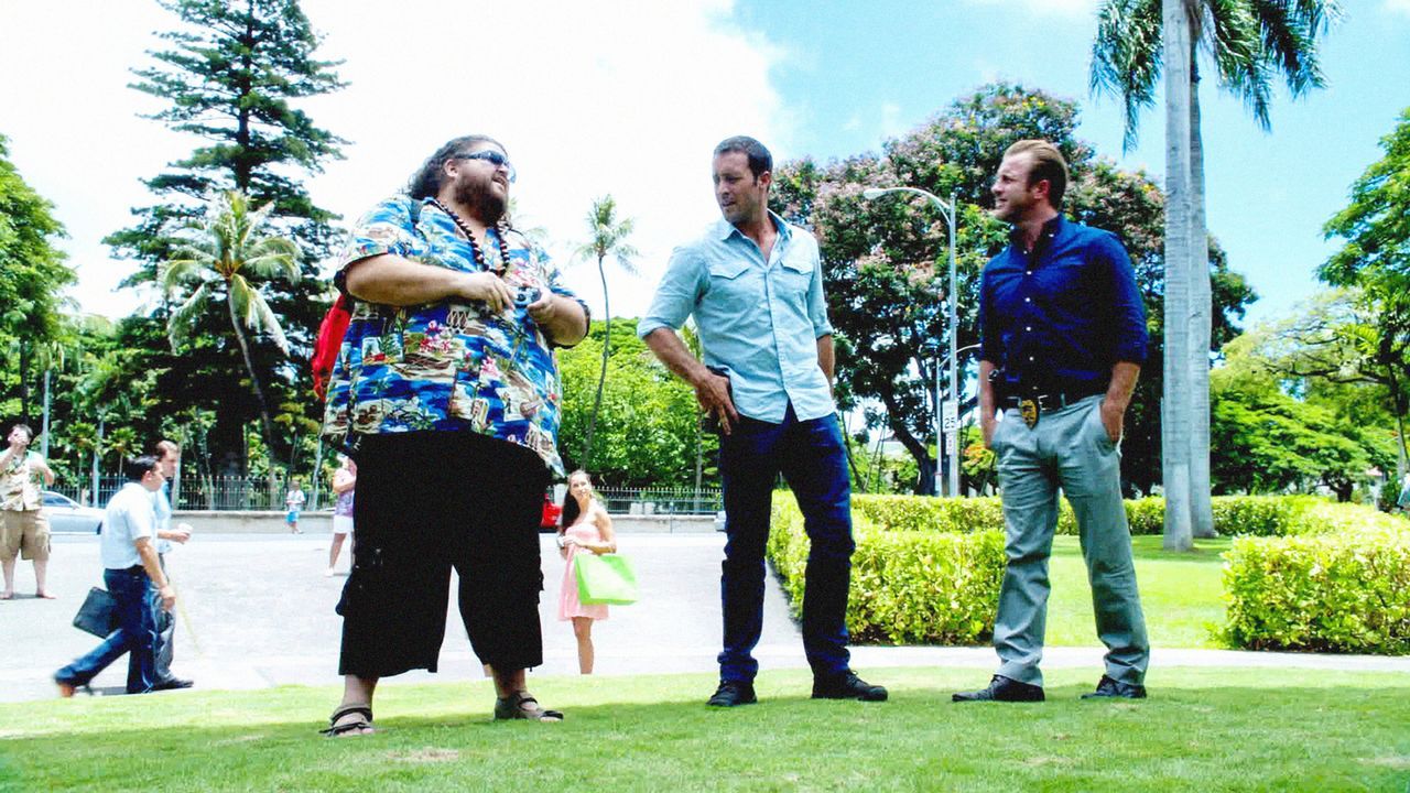 Steve (Alex O'Loughlin, M.) und Danny (Scott Caan, r.) bekommen von Jerry Ortega (Jorge Garcia, l.) Unterstützung in einem neuen Fall ... - Bildquelle: 2013 CBS BROADCASTING INC. All Rights Reserved.