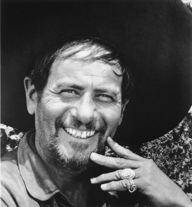 Seit Jahren besucht der Bandit Calvera (Eli Wallach) immer wieder das mexikanische Dorf Ixcatlan an der Grenze zu den USA, um den Bewohnern fast all... - Bildquelle: 1960 METRO-GOLDWYN-MAYER STUDIOS INC. All Rights Reserved.