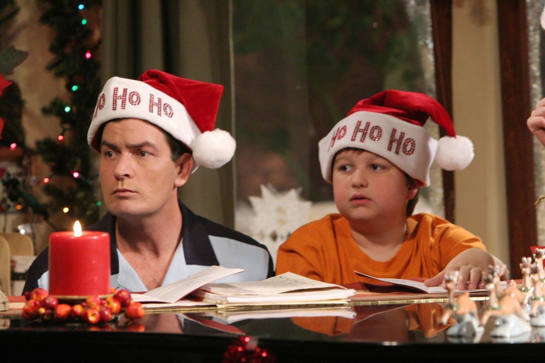 Auf gar keinen Fall dürfen Charlie (Charlie Sheen, l.) und Jake (Angus T. Jones, r.) Sandys Weihnachtsrituale missachten ? - Bildquelle: Warner Brothers Entertainment Inc.