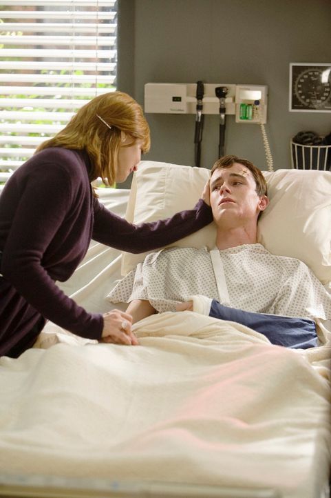 Elena Bancroft (Sharon Lawrence, l.) besucht ihren Sohn Devin (Ryan Kelley, r.) im Krankenhaus ... - Bildquelle: ABC Studios