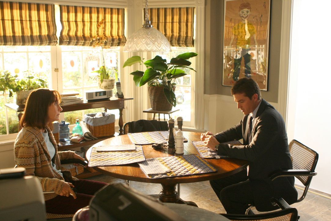 Martin Fitzgerald (Eric Close, r.) unterhält sich mit Susan (Laurie Metcalf, l.), der Mutter des verschwundenen Shawn ... - Bildquelle: Warner Bros. Entertainment Inc.