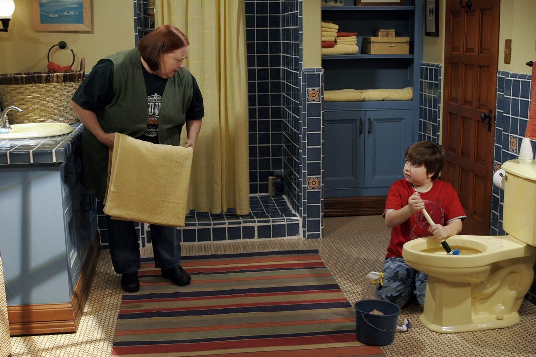 Jake (Angus T. Jones, r.) wird von Berta (Conchata Ferrell, l.) in Sachen Sauberkeit unterrichtet ... - Bildquelle: Warner Brothers Entertainment Inc.