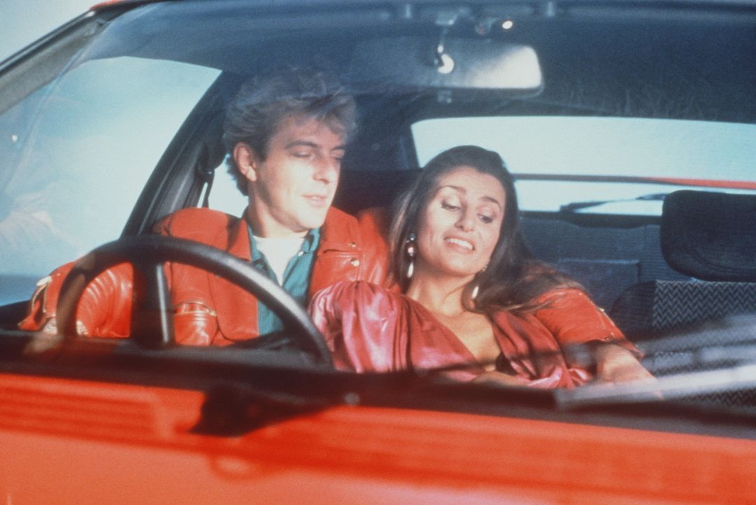 Mit seinem roten Sportwagen und der passenden Lederjacke hat der schöne Johnnie (Huub Stapel, l.) bei der gelangweilten Offiziersgattin Yolanda (Ap... - Bildquelle: Concorde Filmverleih GmbH