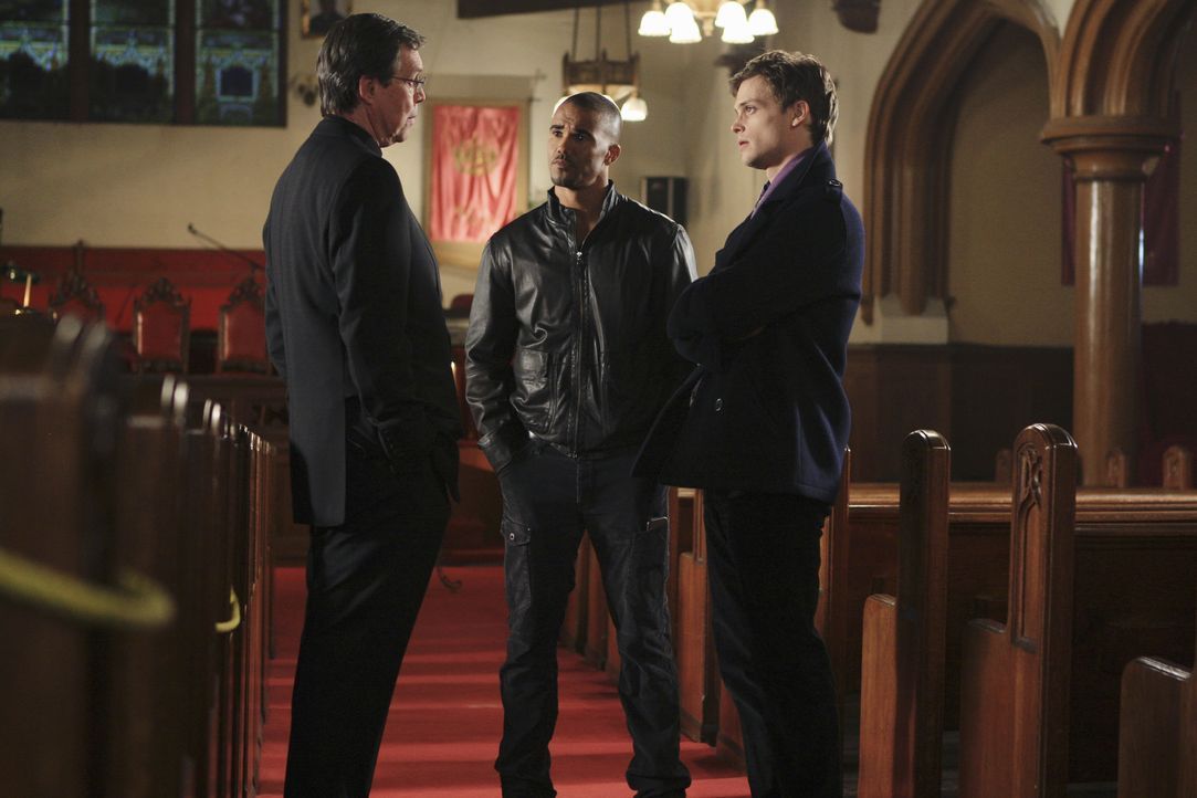 Um eine Mordserie aufzuklären, reist das BAU-Team um Reid (Matthew Gray Gubler, r.) und Morgan (Shemar Moore, M.) nach Portland, Oregon. Bei den Erm... - Bildquelle: Matt Kennedy © 2011 American Broadcasting Companies, Inc. All rights reserved. / Matt Kennedy