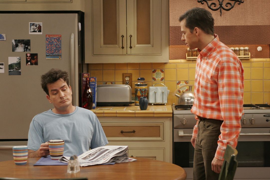 Berta, die es auf Alans Zimmer abgesehen hat, spielt die beiden Brüder (Charlie Sheen, l. und Jon Cryer, r.) gegeneinander aus, so dass der Streit... - Bildquelle: Warner Brothers Entertainment Inc.