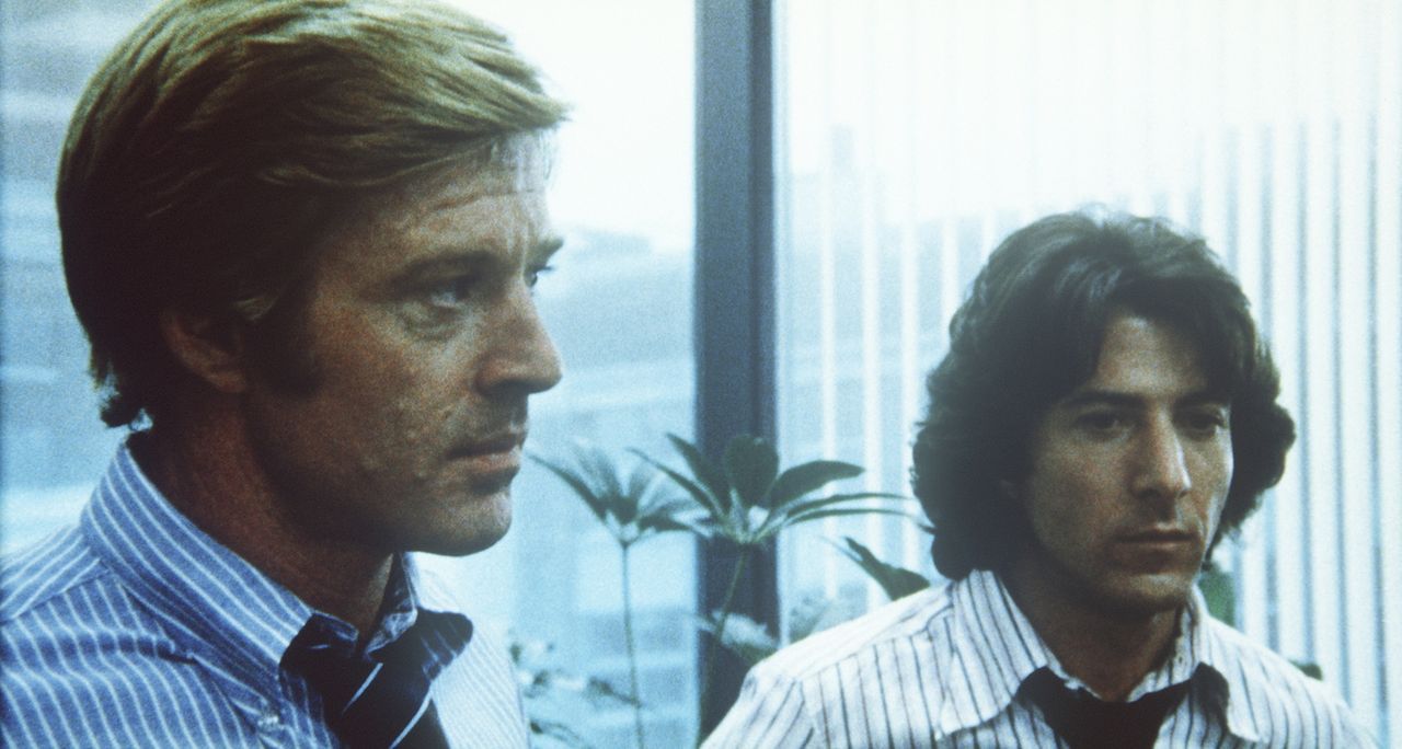 Den Reportern Carl Bernstein (Dustin Hoffman, r.) und Bob Woodward (Robert Redford, l.) wird immer mehr bewusst, dass sie den größten Politskandal d... - Bildquelle: Warner Bros.