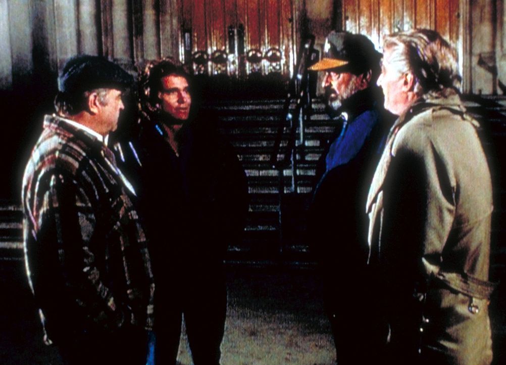 Basinger (Richard Mulligan, r.) bezeichnet sich, Mark (Victor French, 2.v.r.) und den Taxifahrer Barney (Barney Martin, l.) ironisch als die  "Drei... - Bildquelle: Worldvision Enterprises, Inc.