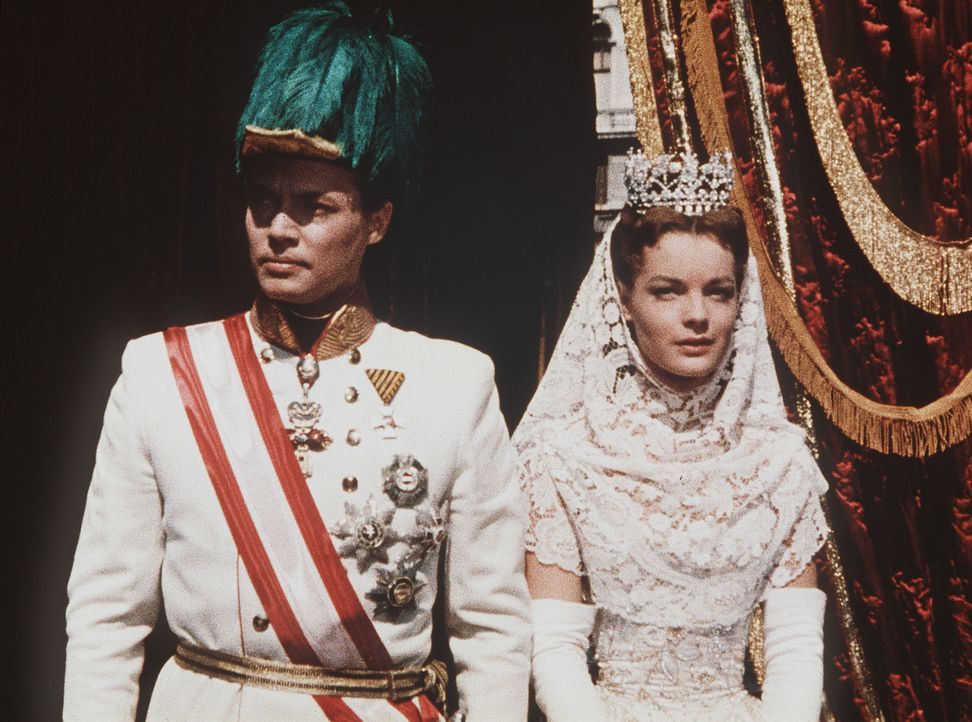 Für das junge Kaiserpaar Franz-Joseph (Karlheinz Böhm, l.) und Sissi (Romy Schneider, r.) ist es nicht leicht, ihre Liebe unter dem Druck der Staa... - Bildquelle: UFA-Filmverleih