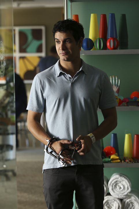 Ein falscher Klick und das gesamte Scorpion Team wird Zeuge eines interessanten Videos auf Walters (Elyes Gabel) Laptop ... - Bildquelle: Monty Brinton 2015 CBS Broadcasting, Inc. All Rights Reserved.