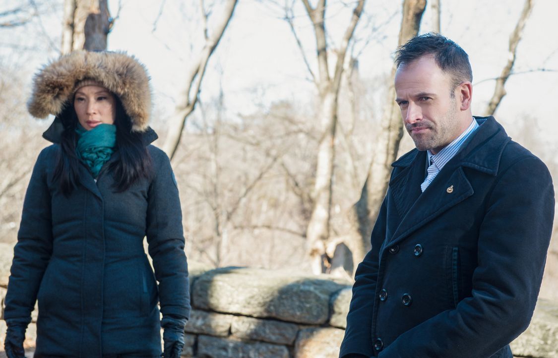 Watson (Lucy Liu, l.) und Holmes (Jonny Lee Miller, r.) finden heraus, dass der ermordete Zach Piller mit Hilfe einer Drohne getötet wurde. Interess... - Bildquelle: CBS Television