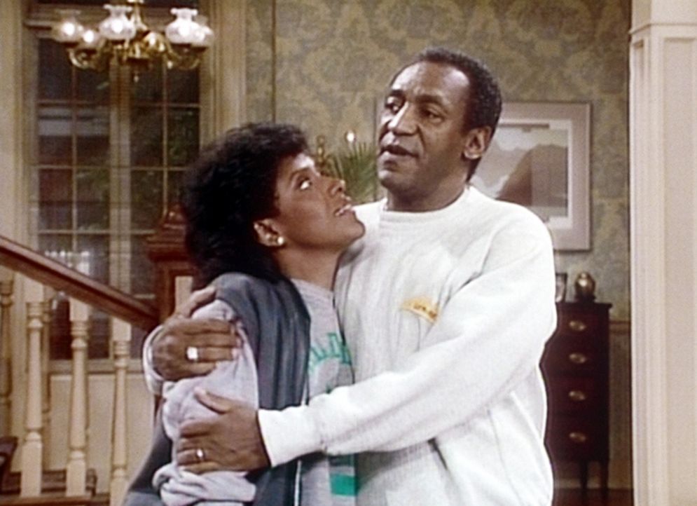 Clair (Phylicia Rashad, l.) und Cliff (Bill Cosby, r.) stellen wieder einmal fest, wieviel Glück sie mit ihren Kindern haben. - Bildquelle: Viacom