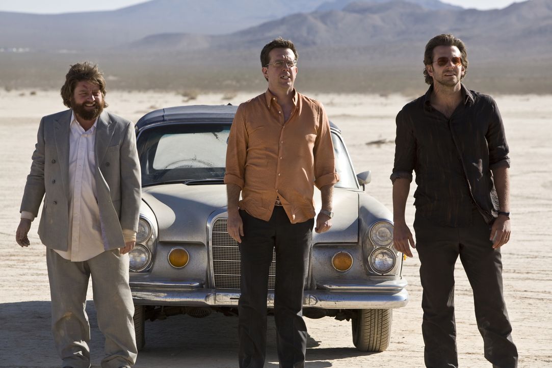 Dough, Phil (Bradley Cooper, r.), Stu (Ed Helms, M.) und Alan (Zach Galifianakis, l.) machen sich auf nach Las Vegas. Es soll ein rauschender Jungge... - Bildquelle: Warner Brothers