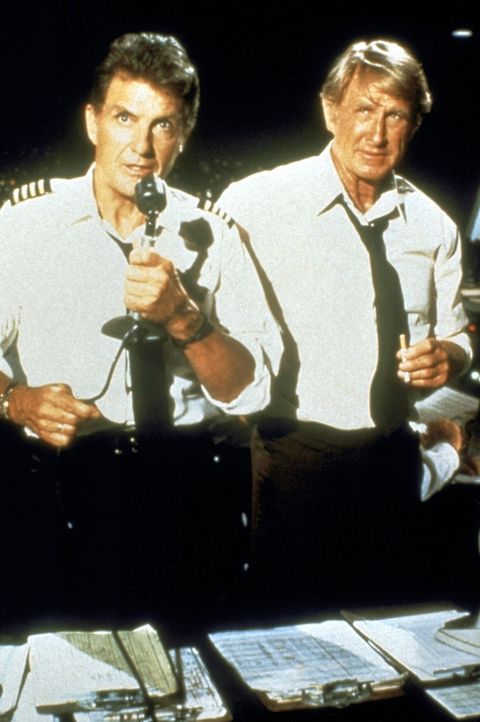 McCroskey (Lloyd Bridges, r.) und Kramer (Robert Stack, l.), die zwei von der Bodenkontrolle, versuchen, Ted bei der Landung behilflich zu sein ... - Bildquelle: Paramount Pictures