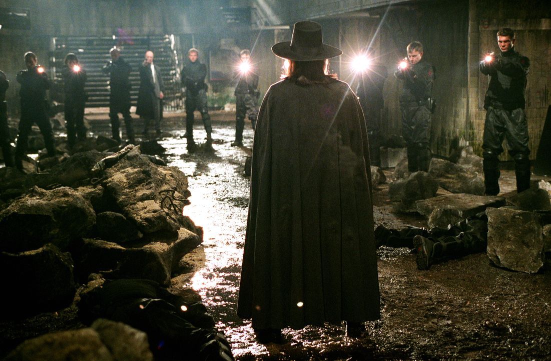 Vendetta (Hugo Weyving, vorne) tritt stets mit einer Guy-Fawkes-Maske in Erscheinung. Genauso wie sein großes Vorbild kämpft auch er für die Freihei... - Bildquelle: Warner Bros. Pictures