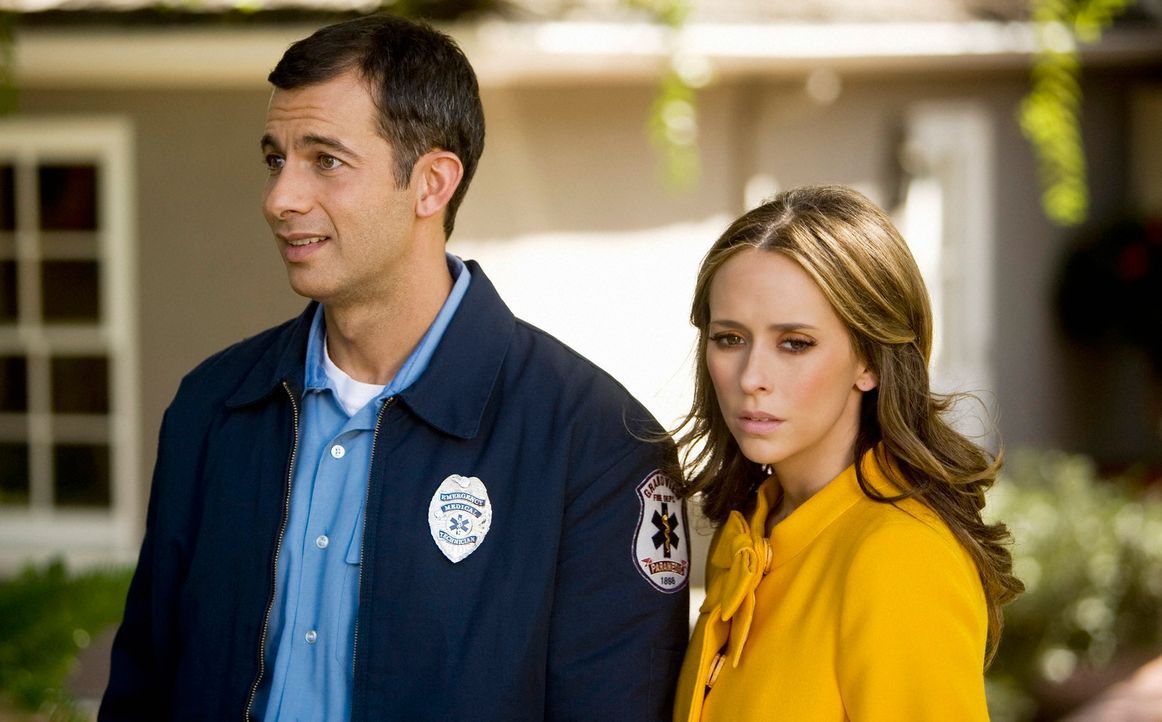 Bobby (Dariush Kashani, l.) erzählt Melinda (Jennifer Love Hewitt, r.), dass von diesem Haus ein Notruf ausgegangen ist - seltsam ist nur, dass dort... - Bildquelle: ABC Studios
