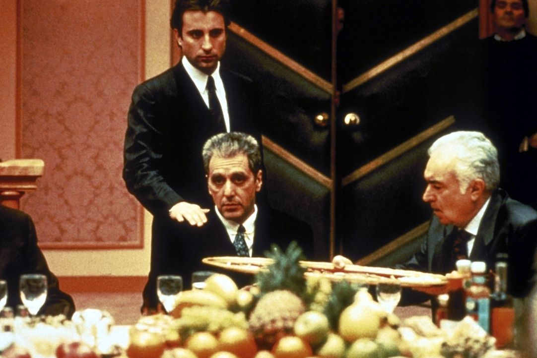 Während seiner Verhandlungen mit einem europäischen Immobilien-Multi, in den auch die Vatikan-Bank investiert hat, wird Don Michael Corleone (Al P... - Bildquelle: Paramount Pictures