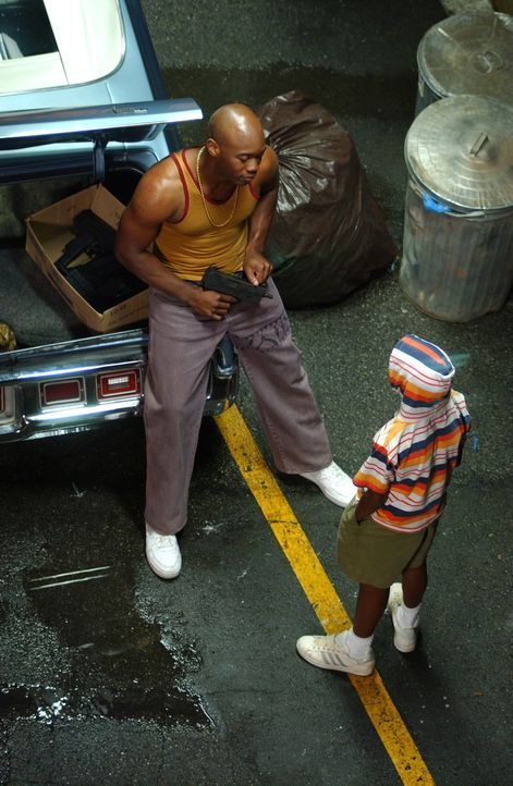 1987: Rodney (Chris Foreman, l.) zeigt dem jungen Darnell (Milo Stokes, r.), wie er mit der Schnellfeuerwaffe umzugehen hat ... - Bildquelle: Warner Bros. Television