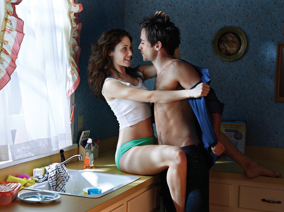 (1. Staffel) - Fiona (Emmy Rossum, l.) wohnt zusammen mit ihren fünf Geschwistern bei ihrem alkoholabhängigen Vater, welcher die meiste Zeit in eine... - Bildquelle: 2010 Warner Brothers