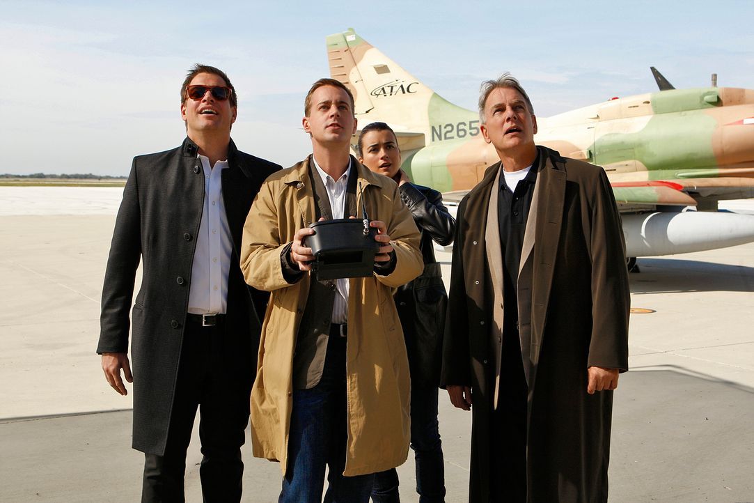 Während der Untersuchung eines bizzaren Mordes an einem Navy Piloten geraten Tony (Michael Weatherly, l.), McGee (Sean Murray, 2.v.l.) und Ziva (Cot... - Bildquelle: CBS Television