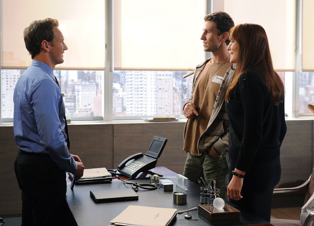 Der Schamane Anton Little Creek (Pablo Schreiber, M.) spürt, die Anwesenheit von Anna Pauls (Jennifer Ehle, r.) Geist. Dr. Michael Holt (Patrick Wi... - Bildquelle: 2011 CBS BROADCASTING INC. ALL RIGHTS RESERVED