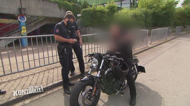 Achtung Kontrolle - Achtung Kontrolle! - Thema U.a: Ein Waschechter Biker Ohne Führerschein?