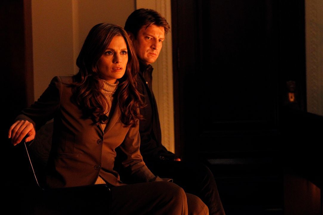 Im Gerichtssaal bemerken Richard Castle (Nathan Fillion, r.) und Kate Beckett (Stana Katic, l.) bald, dass irgendetwas nicht stimmt ... - Bildquelle: ABC Studios