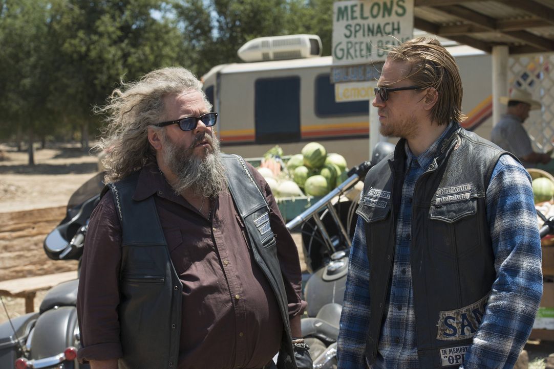 Nach dem Gespräch mit Jury sucht Jax (Charlie Hunnam, r.) Rat bei Bobby (Mark Boone, l.) ... - Bildquelle: Prashant Gupta 2013 Twentieth Century Fox Film Corporation and Bluebush Productions, LLC. All rights reserved.