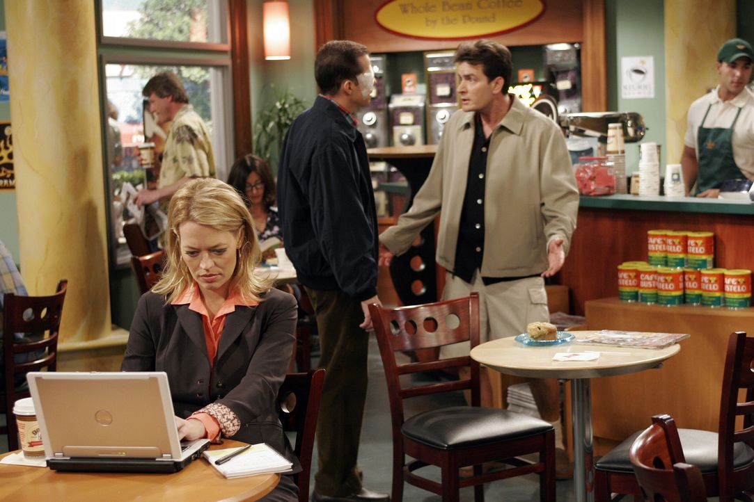 Nachdem Charlie (Charlie Sheen, r.) und Alan (Jon Cryer, M.) beim Augenarzt waren, treffen sie in einem Coffeshop auf die hübsche Sherri (Jeri Ryan... - Bildquelle: Warner Bros. Television