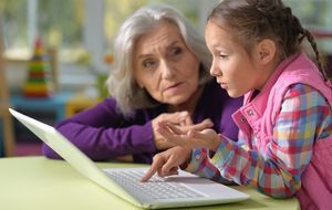 Die Enkelkinder können oft dabei helfen, den Laptop richtig zu nutzen
