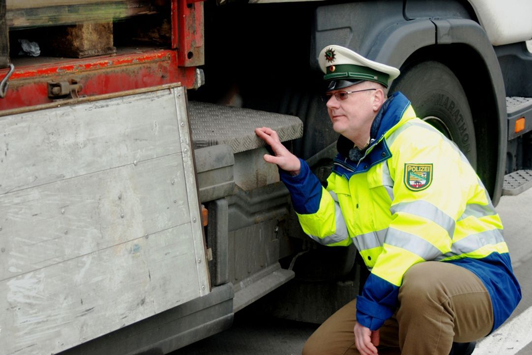 Der Dessauer Autobahnpolizist Wolfgang stoppt einen Lastwagen mit einer Riesenladung ungesicherter Bierbüchsen. - Bildquelle: kabel eins