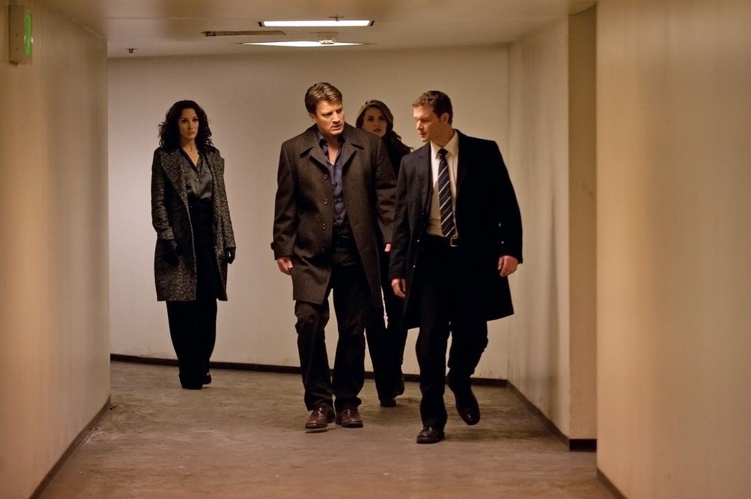 Können Richard Castle (Nathan Fillion, 2.v.l.) und Kate Beckett (Stana Katic, 2.v.r.) Agent Jack Corrigan (Jade Carter, r.) und Sophia Turner (Jenni... - Bildquelle: 2012 American Broadcasting Companies, Inc. All rights reserved.
