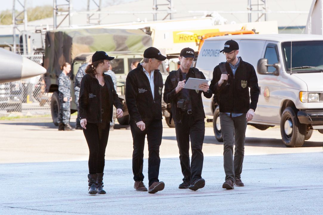 Das NCIS Team (v.l.n.r.: Vanessa Ferlito, Scott Bakula, Lucas Black, Rob Kerkovich) geht den aktuellen Fall durch. Noch ahnen sie nicht, dass sie si... - Bildquelle: 2016 CBS Broadcasting, Inc. All Rights Reserved